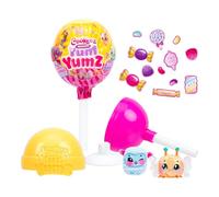 COOKEEZ MAKERY Los Yum Yumz Vienen Cargados de diversión y Dulce Aroma, 2 Peluches Sorpresa perfumados en un chupachup, +30 para coleccionar, edición común, Poco común, buscadísima y Limitada