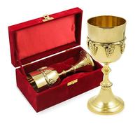 Copa de cáliz de latón con intrincados detalles de uva y caja de terciopelo rojo, taza de comunión en tono dorado para misa de iglesia, ceremonias religiosas, eucaristía cristiana, rituales santos