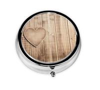 Corazón de madera. Este pequeño pastillero redondo de viaje de tres compartimentos es perfecto para almacenar medicamentos diarios, vitaminas y sobre la marcha.