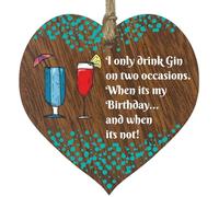 Corazón de madera para colgar, con texto en inglés "I Only Drink Gin", juego de regalo - Corazones de madera oscura, divertidos recuerdos de cumpleaños para colgar alrededor de una miniatura de