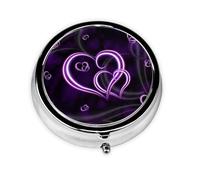 Corazones morados. Este pequeño pastillero redondo es un organizador portátil de medicamentos de viaje con tres compartimentos para almacenar medicamentos diarios.