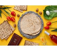 CORFOTO 5.2x3m Fondo de Plato de Séder de Pésaj, Pan Plano, matzá y Copa sobre Fondo Amarillo Fondos de Feliz Pésaj Decoración de Fiesta Accesorios para fotomatón