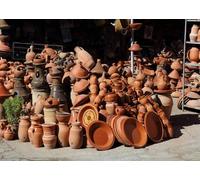 CORFOTO Fondo de Tela 4.5x2.5m Mercado de Cerámica Marroquí con Jarrones de Terracota, Platos y Cerámicas Artesanales Tradicionales para Fotografía de Viaje, Cultura y Artesanía