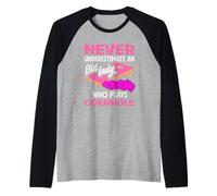 Cornhole Lover Nunca Subestimar A Una Vieja Dama Camiseta Manga Raglan