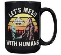 Coveted Goods Divertida taza de pie grande y alienígena - Let's Mess With Humans - Taza de café negra de 15 onzas - Regalo de OVNI Cryptid para creyentes - Taza de humor Sasquatch & Alien