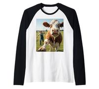 Cow Selfie Running Away from Farmer Humor Country Funny Life Camiseta Manga Raglan