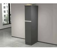 Cozinha com despensa com efeito madeira