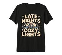 Cozy Lights Bear con Chocolate Caliente hasta Altas Horas de la Noche Camiseta Premium