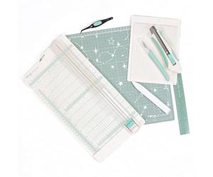 Craftelier - Kit Premium de Iniciación al Scrapbooking y Manualidades | Incluye Base de Corte, Regla Metálica, Bisturí, Cutter, Cizalla Pro, Plegadera, Mini Tabla para Marcar y Pinzas de Precisión