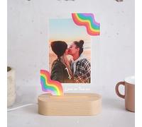 Cristal Plaque Lámpara Orgullo personalizada con foto y texto - Metacrilato Premium y Base de Madera Regalo original para cualquier ocasión especial como Día del Orgullo, cumpleaños o aniversarios.