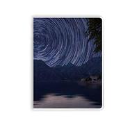 Cuaderno de tapa blanda con diseño de estrellas y cielo nocturno oscuro
