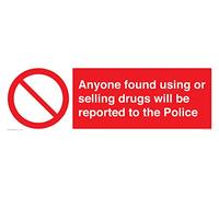 Cualquier persona que se encuentre usando o vendiendo drogas será reportada al cartel de policía - 600x200mm - L62