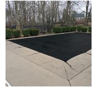 Cubierta rectangular de malla para piscina con anclajes y resortes para protección contra el polvo y las hojas, montada en suelo de madera o hormigón