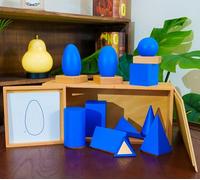 Cuerpos geométricos Montessori Premium con tarjetas de asignación - 10 moldes 3D de madera de haya, bases y soportes, material sensorial para pensamiento espacial, juguetes educativos 3-9, educación