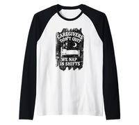 Cuidadores Que dormimos en turnos Trabajadores de Cuidado de Ancianos Camiseta Manga Raglan