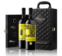 «Cumplir años es obligatorio hacerte vieja es opcional» Mensaje en una Botella. Estuche-Maletín de LUJO 2x Vino Tinto Premium Reserva 12 Meses y Set de 4 Accesorios. Etiqueta Amarilla PERSONALIZABLE