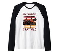 Curious Stay Wild Deer Sunset Nature Lover Outdoor Vintage Camiseta Manga Raglan