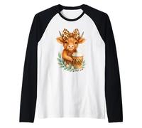 Cute Cow Holding Coffee Highland Cow with Leopard Bow Camiseta Manga Raglan