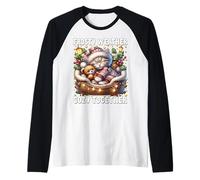 Cute Winter Cat Cuddle with Teddy Bear Cozy Christmas Vibes Camiseta Manga Raglan