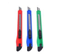 Cuter retráctil 9mm con bloqueo de seguridad, dimensiones 0,6x13x2 cm, ideal para cortes precisos en manualidades y trabajos de bricolaje.
