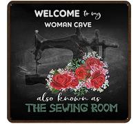 DAIERCY Letrero de estaño divertido con texto en inglés "Welcome to My Woman Cave Also Known As The Sewing Room" para decoración del hogar, sala de manualidades, arte de pared, cartel con cita de