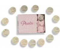 Danielstore - Manta Bebé Personalizada Bordada | Manta Envolvente para Cuna y Carrito | Dou Dou Suave y Aterciopelado | Set 2 Piezas + 7 Chapas Hola Mundo y Cumple Mes| Ideal para Baby Shower