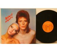 DAVID BOWIE, Pinups. On orange RCA and lyric sheet. Top copy. Very rare. First UK pressing 1973. Matrix stamp. A2T, B2UT. RCA Victor. - DAVID BOWIE, Pinups. On orange RCA and lyric sheet. Top copy. Very rare. First UK pressing 1973. Matrix stamp. A2T, B2UT. RCA Victor.