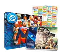 DC Comics Calendario 2026, paquete de edición de caja, calendario diario de lujo de la Liga de la Justicia 2026 con más de 100 calcomanías recordatorias (regalos de Batman Superman, Wonder Woman