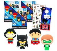 DC Comics Justice Leage Blind Capsule Party Favors Set - Paquete con 3 figuras de la Liga de la Justicia, calcomanías, más figuras de bolsas ciegas para adolescentes