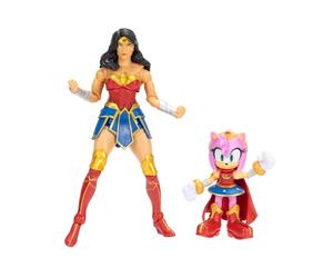 DC x Sonic - Amy como Mujer Maravilla, Multipack de Figuras de acción, Licencia Oficial Jakks Pacific, Incluye Amy 6 cm como Mujer Maravilla clásica 13 cm