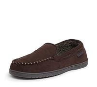 Dearfoams Pantuflas tipo mocasín Keaton de espuma viscoelástica transpirable para hombre con anchos anchos, Microgamuza café, 13-14