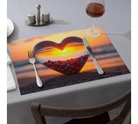 Decoraciones de fiesta occidental, un jarrón de cristal en forma de corazón lleno de piedras coloridas, colocado en una playa durante el atardecer, manteles individuales de primavera, decoración de