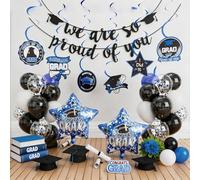 Decoraciones de graduación 2026, decoraciones de clase 2026 en negro y azul, con texto en inglés "We Are So Proud of You", globos de látex de aluminio y remolinos colgantes para fiesta de graduación