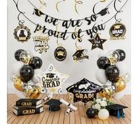 Decoraciones de graduación 2026, decoraciones de clase 2026 en negro y dorado, con texto en inglés "We Are So Proud of You", globos de látex y espirales colgantes para fiesta de graduación 2026