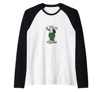Deja de pensar, empieza a beber, divertido alcohol, cerveza Camiseta Manga Raglan