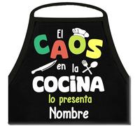 Delantal de cocina personalizado - El caos en la cocina es presentado por Nombre | Regalo divertido para cocineros aficionados (Hombres y mujeres) | à Noël, pour un anniversaire, la Saint-Valentin