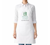 Delantal “Mama y chef en practicas” para el Dia de la Madre - Blanco con bolsillo | Talla unica 65×90 cm y 115 g | Regalo original y divertido para cocina | Diseno con frase moderna | Ligero y Comodo