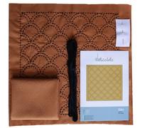 DELICATELA Sashiko | Kit de bordado Japonés | Tela de 68cm x 34cm pre-estampada (30cm x 30cm) | Hilo natural especial para Sashiko | Aguja larga | Instrucciones de bordado Teja (Olas)