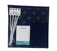 DELICATELA Sashiko | Kit de bordado Japonés | Tela de 68cm x 34cm pre-estampada (30cm x 30cm) | Hilo natural | Aguja larga | Instrucciones de bordado | Diseño 4 puntas (Azul Índigo)