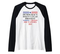 Democracy Doesn'T Fear Protest Dictators Do No Kings America Camiseta Manga Raglan
