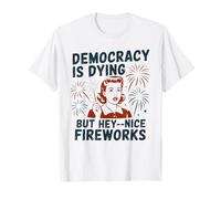 Democracy Is Dying But Hey Nice Fireworks Sátira Política Camiseta