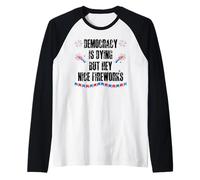 Democracy is Dying But Hey Nice Fireworks US 4th of July USA Camiseta Manga Raglan