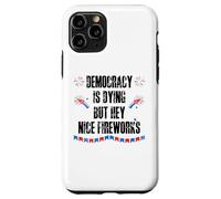 Democracy is Dying But Hey Nice Fireworks US 4th of July USA Carcasa para iPhone 11 Pro