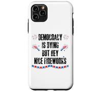 Democracy is Dying But Hey Nice Fireworks US 4th of July USA Carcasa para iPhone 11 Pro Max