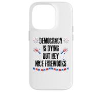 Democracy is Dying But Hey Nice Fireworks US 4th of July USA Carcasa para iPhone 14 Pro