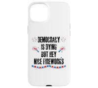 Democracy is Dying But Hey Nice Fireworks US 4th of July USA Carcasa para iPhone 15 Plus