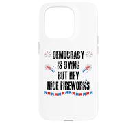 Democracy is Dying But Hey Nice Fireworks US 4th of July USA Carcasa para iPhone 15 Pro