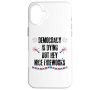 Democracy is Dying But Hey Nice Fireworks US 4th of July USA Carcasa para iPhone 16 Plus
