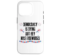 Democracy is Dying But Hey Nice Fireworks US 4th of July USA Carcasa para iPhone 16 Pro