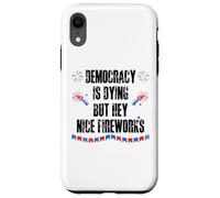 Democracy is Dying But Hey Nice Fireworks US 4th of July USA Carcasa para iPhone XR